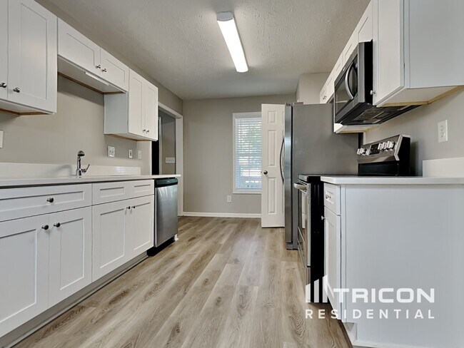 Building Photo - 724 White Oak Dr