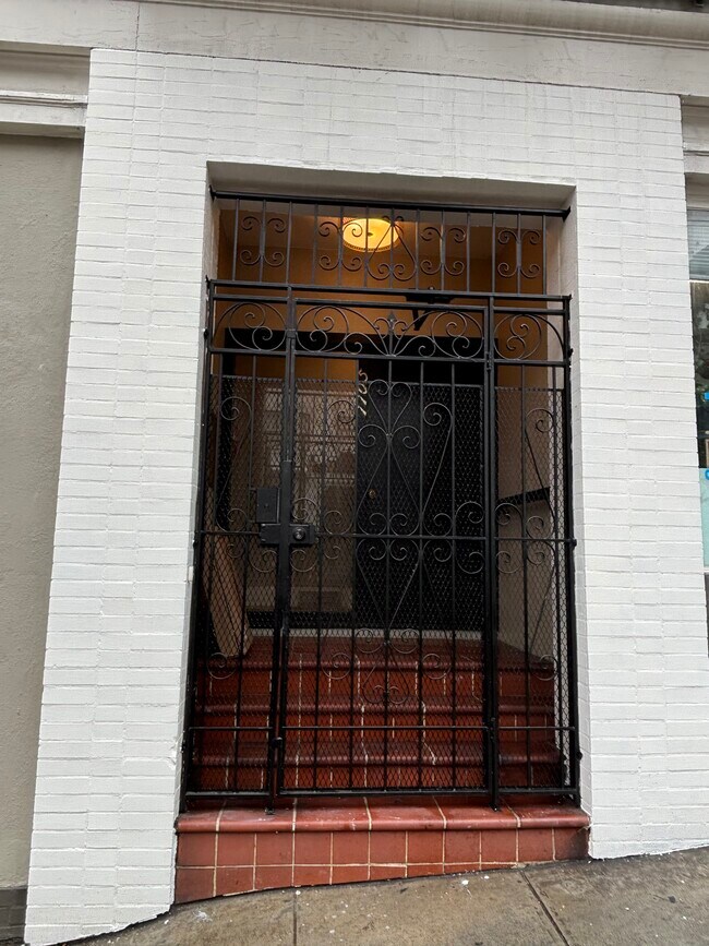 entrada principal - 1101 Leavenworth St