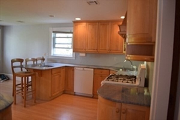 Building Photo - 47 Maple St