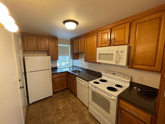 Building Photo - Garden style apartment with courtyard in historic Lexington, Mass