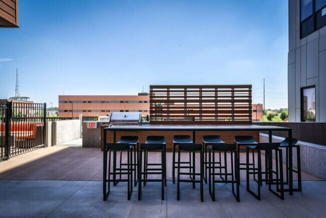 Foto del edificio - 1400 E Walnut St