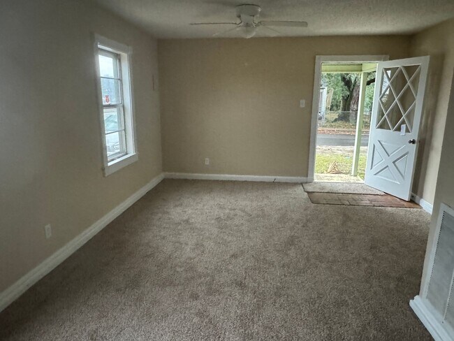 Building Photo - 3 bedroom 1 bath home in Biloxi