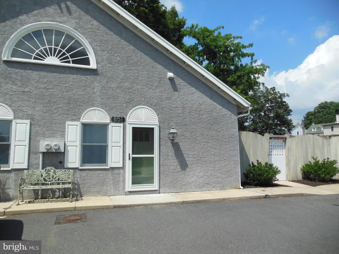 Primary Photo - 851 Chestnut St