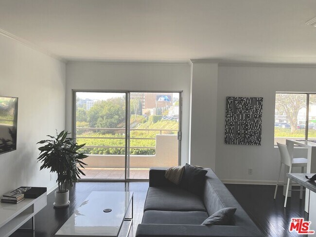 Foto del edificio - 1131 Alta Loma Rd