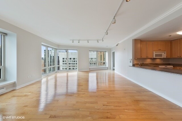Building Photo - 57 E Delaware Pl