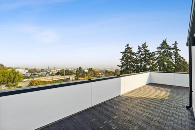 Building Photo - 3 bedroom in Seattle WA 98199