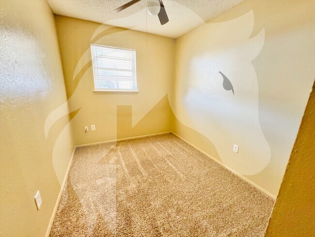 Foto del edificio - "Charming 4-Bed Oasis on NW Hoover Ave, Lawton"