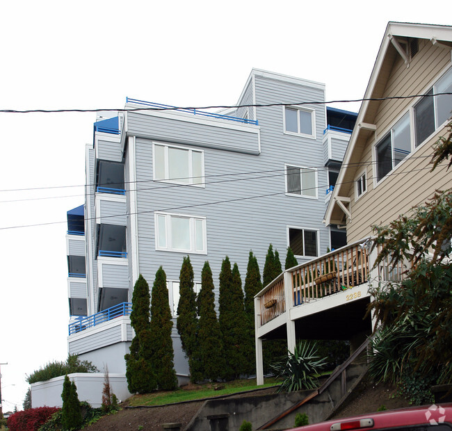 Building Photo - Queen Anne Ocean View Condos