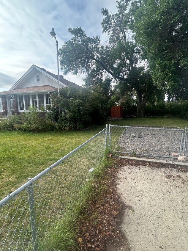 Foto del edificio - Charming 2-Bed, 2-Bath Home with Garage, Fenced Yard & Tons of Potential!