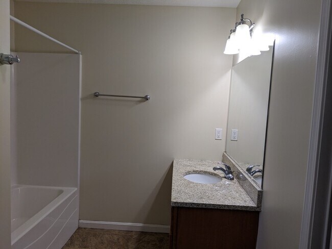 Building Photo - 4 Bedroom House in East Glenn