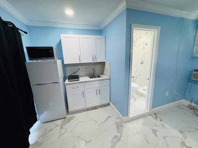 Building Photo - 6633 Dahlia Dr