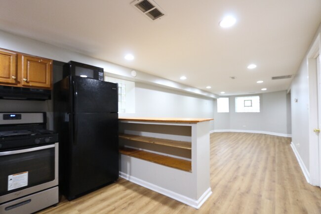 Building Photo - 725 N Trumbull Ave