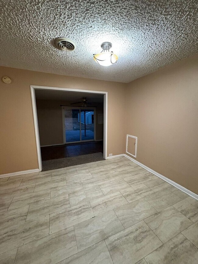 Building Photo - 1617 N Meadowbrook Dr