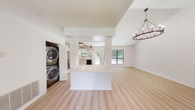 Building Photo - N Cedarbrook Bungalow