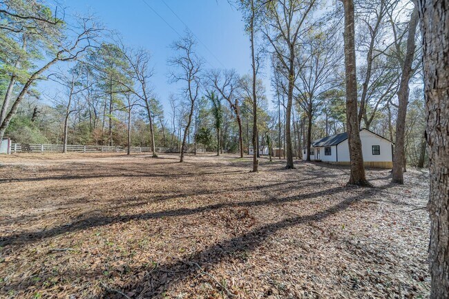 Foto del edificio - 12028 Cedar Ln