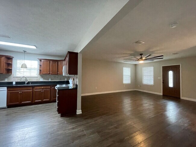 Foto del edificio - "Charming 3-Bedroom Retreat with 2 Baths i...