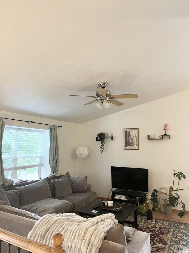 Foto del edificio - 211 Redwood Cir