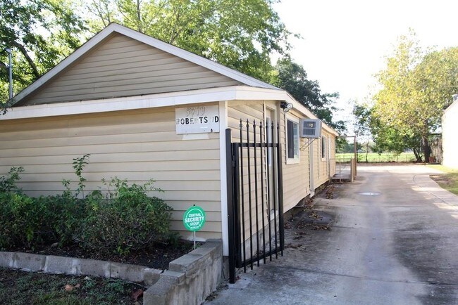 Building Photo - 5719 Roberts Rd