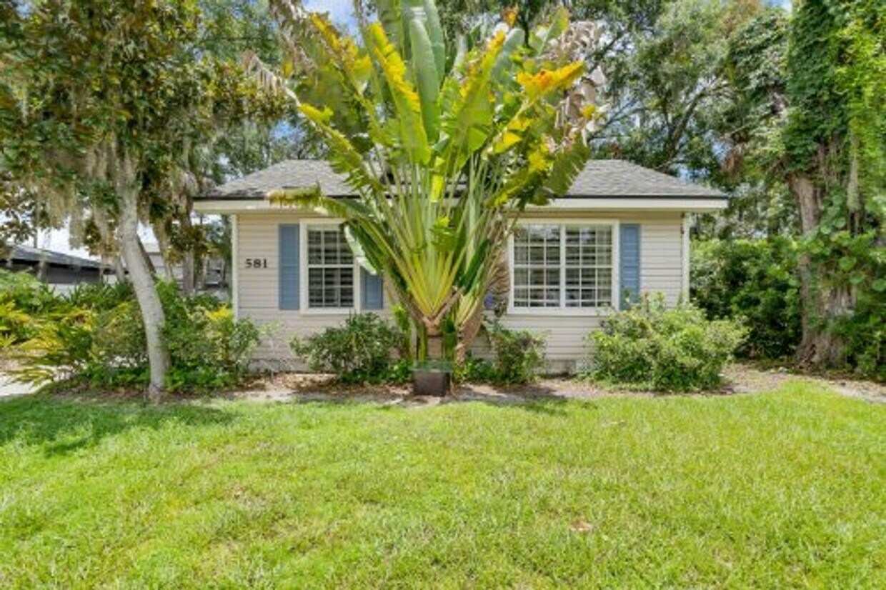 Foto principal - Quaint 2/1 home with plenty of yard, deck ...