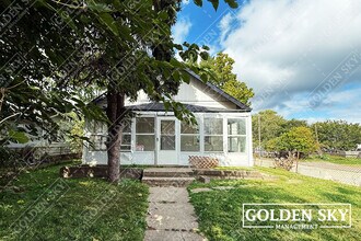 Building Photo - 806 W 7th St