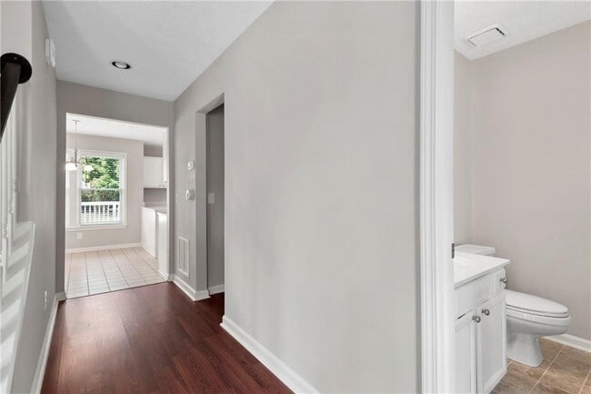 Building Photo - 465 Mikasa Dr