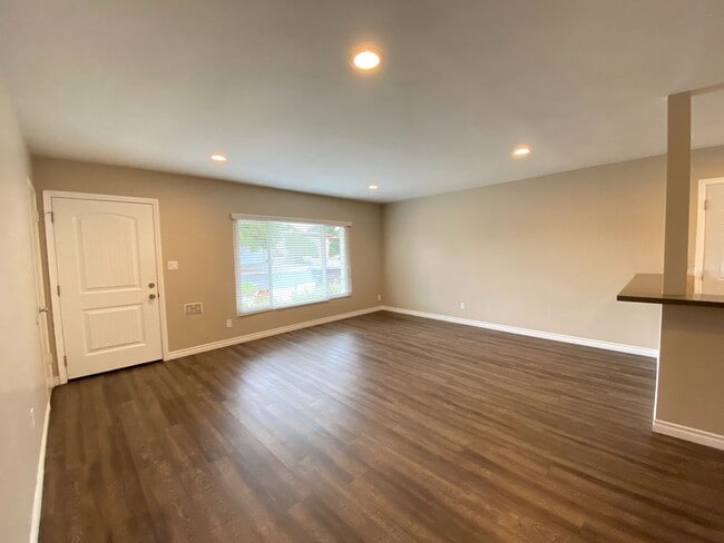 Building Photo - 5BD/2BA, Private Yard, Close to Campus!!