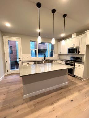 Foto del edificio - Modern 3Bed/2Bath PLUS 2 car garage Townhome in Bellevue!