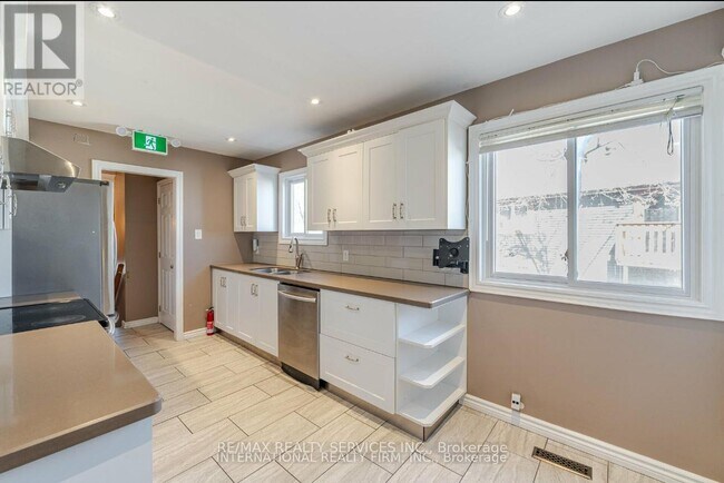 Building Photo - 124 Courtleigh Square