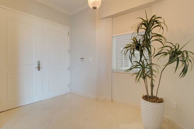 Building Photo - 1063  Hillsboro Mile  206