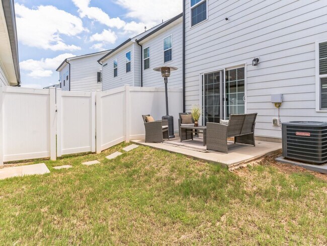 Building Photo - 3 Bedroom Townhome in Gastonia