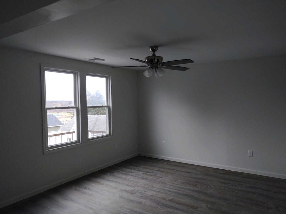 Sala de estar - 1027 E Pine St