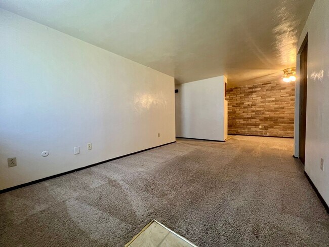 Foto del edificio - Cozy One Bedroom Apartment! Exposed Brick throughout & Laundry On-Site! Call Today!