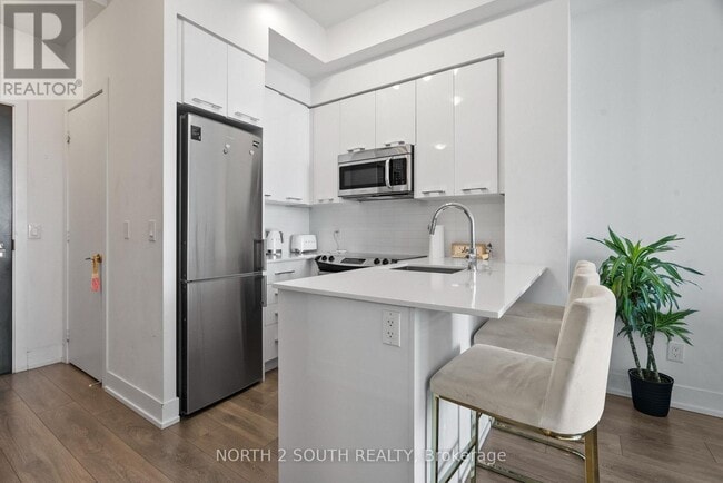 Building Photo - 9471 Yonge St