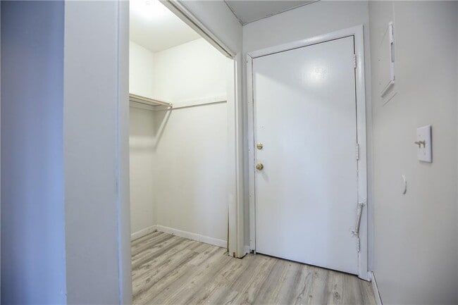 Building Photo - 404 Main St