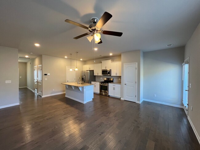 Building Photo - Beautiful 3 Bedroom, 2.5 Bath Townhome in ...