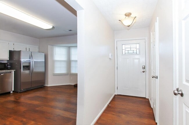 Building Photo - Spacious Williamsburg Townhome with Modern...