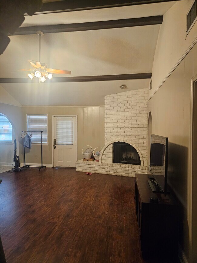 Sala de estar con chimenea y techos abovedados. - 67 Madrid Ave