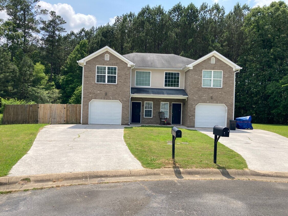 Foto principal - Updated 3/2.5 Townhouse in Armuchee- $1,350