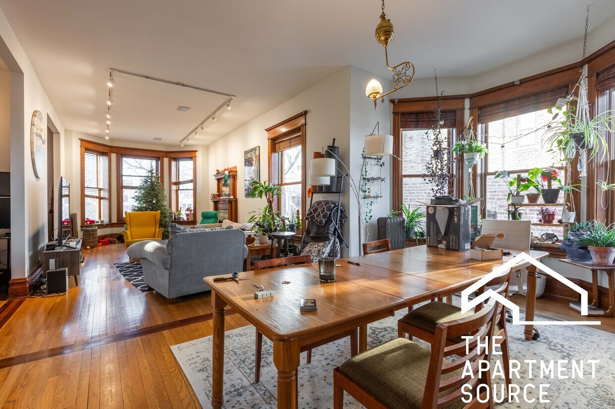 Primary Photo - 435 W Saint James Pl