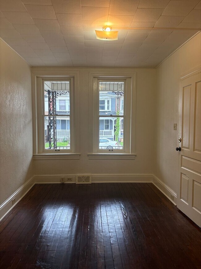 Foto del edificio - 1 Bedroom Apartment Available Now – Sectio...