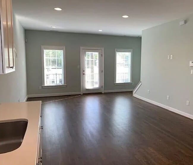 Building Photo - 1608 W Cary St