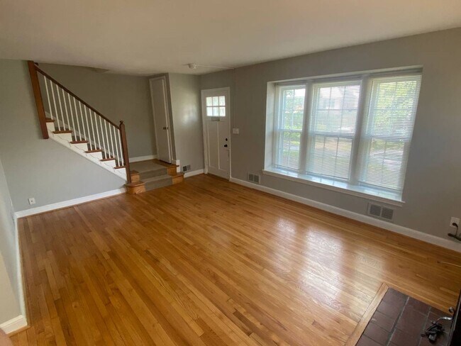 Building Photo - Come home to this lovely 3 bedroom/3 bath in Tenleytown! With Garage!