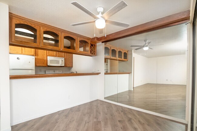 Building Photo - 2 Bedroom Condo For Rent