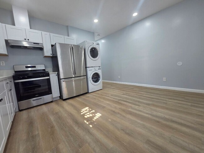Building Photo - 1715 W 64th St
