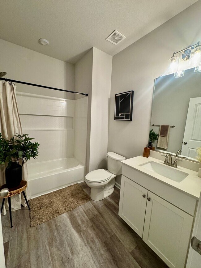 Foto del edificio - Spacious 3 Bedroom Townhouse