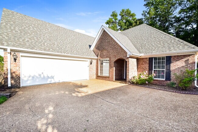 Building Photo - 257 Northwood Hills Dr