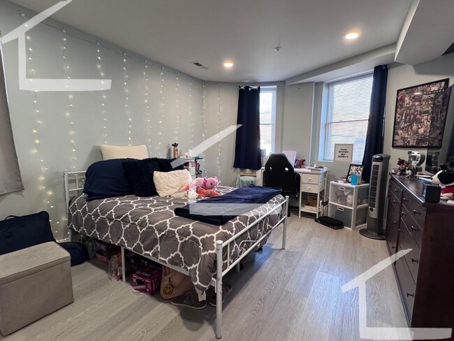 Building Photo - Spacious Brookline 3BR/2Bath!! Newly Renov...