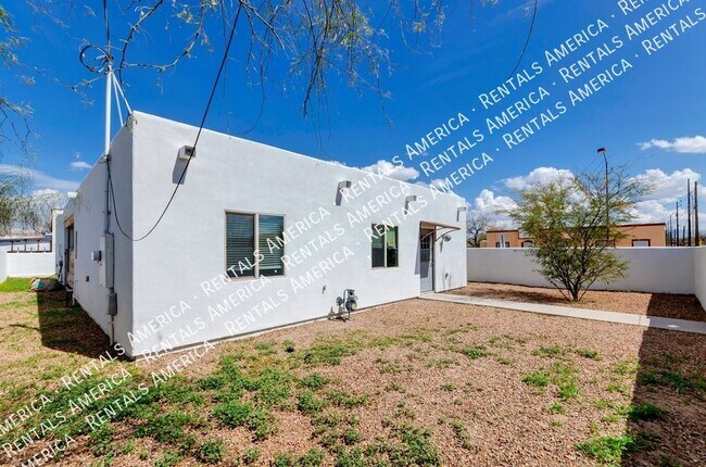 Building Photo - 2Bed/1Bath w/ Beautiful Interior Available...