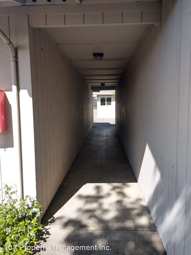 Building Photo - 1560-1572 N Bush St