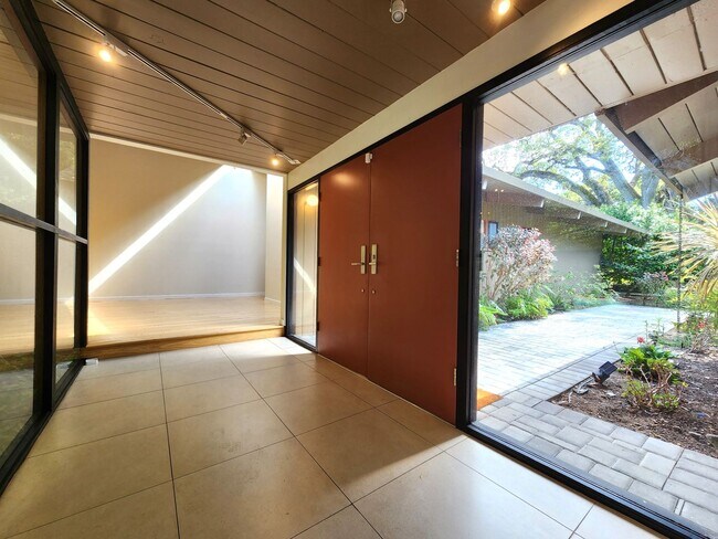 Foto del edificio - Gorgeous Atherton Home with lush landscaping.